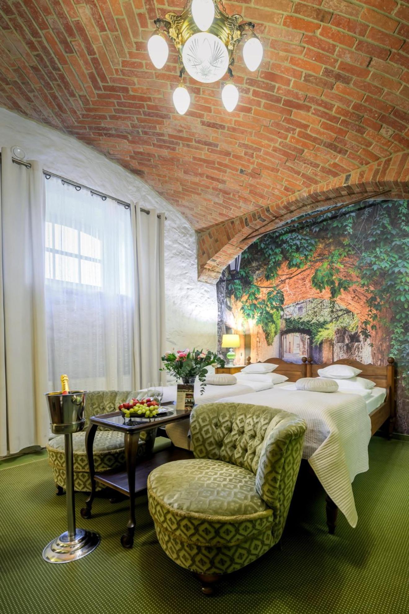 Żabi Dwór - Hotel, Restauracja, Spa Zielona Góra Exterior foto