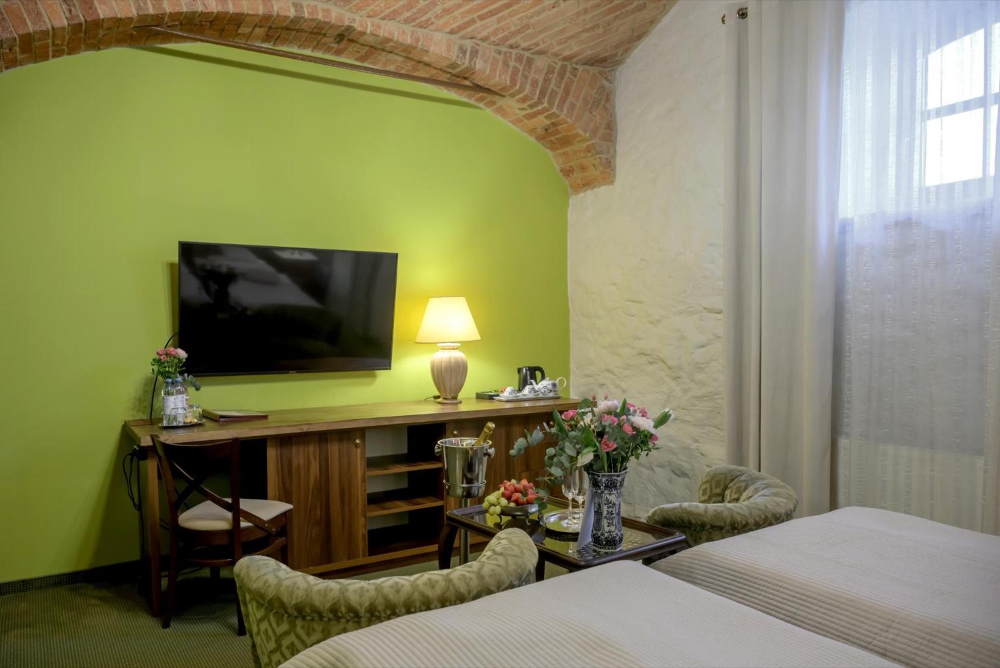 Żabi Dwór - Hotel, Restauracja, Spa Zielona Góra Exterior foto